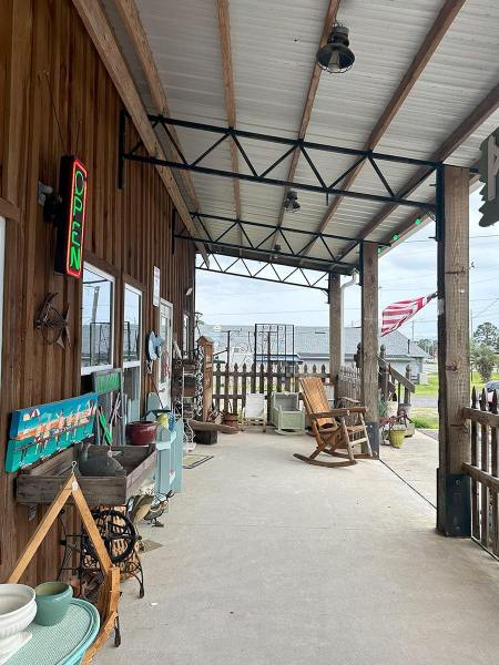 exterior-front-porch-pik-itz-min